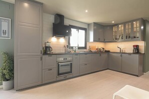 Family Penthouse, Multiple Bedrooms, 2 Bathrooms (Luxury Cala Blanca Walking To Beach) | Private kitchen | Fridge, microwave, oven, stovetop - Luxury Cala Blanca Walking To Beach (Mijas)