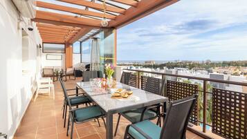 Family Penthouse, Multiple Bedrooms, 2 Bathrooms (Luxury Cala Blanca Walking To Beach) | Outdoor dining
