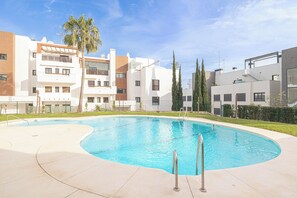 Ático familiar, varias habitaciones, 2 baños (Luxury Cala Blanca Walking To Beach) | Piscina | Una piscina climatizada