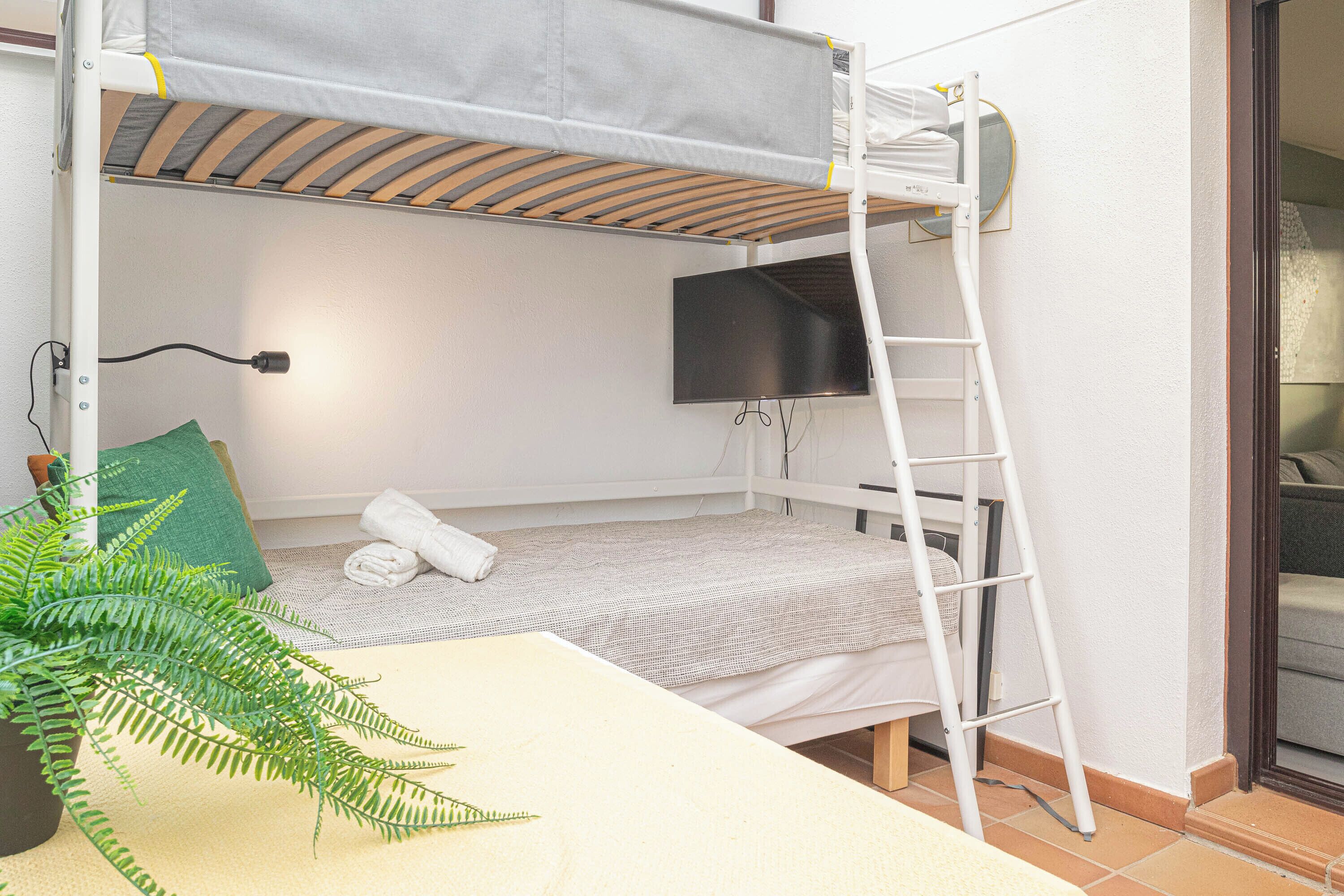 Familie-loftsleilighet, flere soverom, 2 bad (Luxury Cala Blanca Walking To Beach) | 3 soverom, skrivebord for bærbar PC og strykejern/-brett