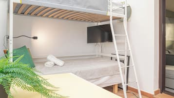 Familie-loftsleilighet, flere soverom, 2 bad (Luxury Cala Blanca Walking To Beach) | 3 soverom, skrivebord for bærbar PC og strykejern/-brett