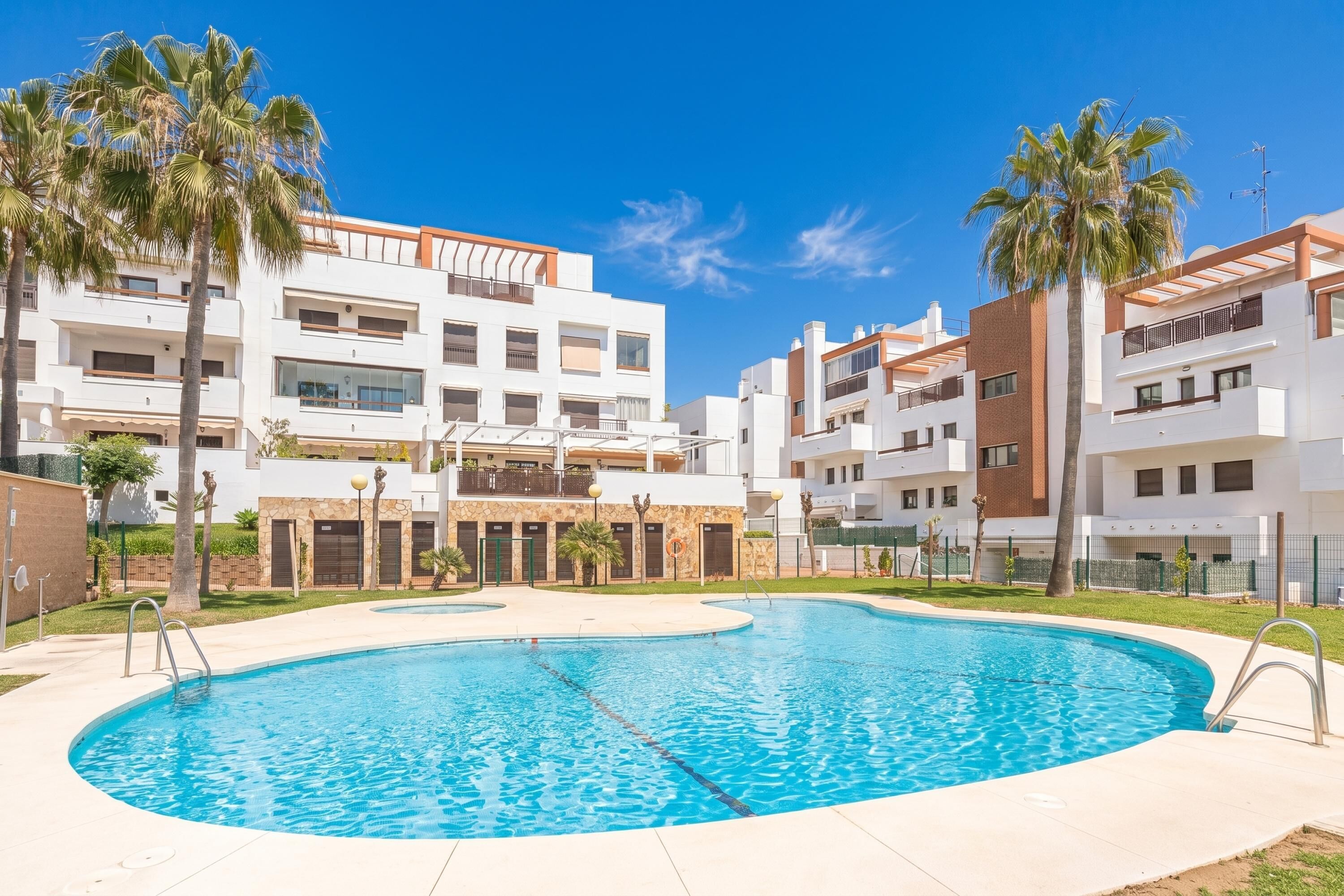 Familie-loftsleilighet, flere soverom, 2 bad (Luxury Cala Blanca Walking To Beach) | Basseng | Et oppvarmet basseng