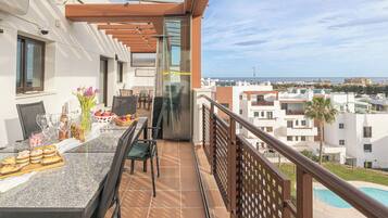 Family Penthouse, Multiple Bedrooms, 2 Bathrooms (Luxury Cala Blanca Walking To Beach) | Outdoor dining