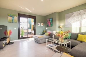 Ático familiar, varias habitaciones, 2 baños (Luxury Cala Blanca Walking To Beach) | Zona de estar | Televisión de pantalla plana de 21 pulgadas con canales por satélite