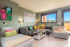 เพนท์เฮาส์สำหรับครอบครัว, หลายห้องนอน, 2 ห้องน้ำ (Luxury Cala Blanca Walking To Beach) | บริเวณนั่งเล่น | ทีวีจอแบน 21 นิ้ว พร้อมช่องดาวเทียม