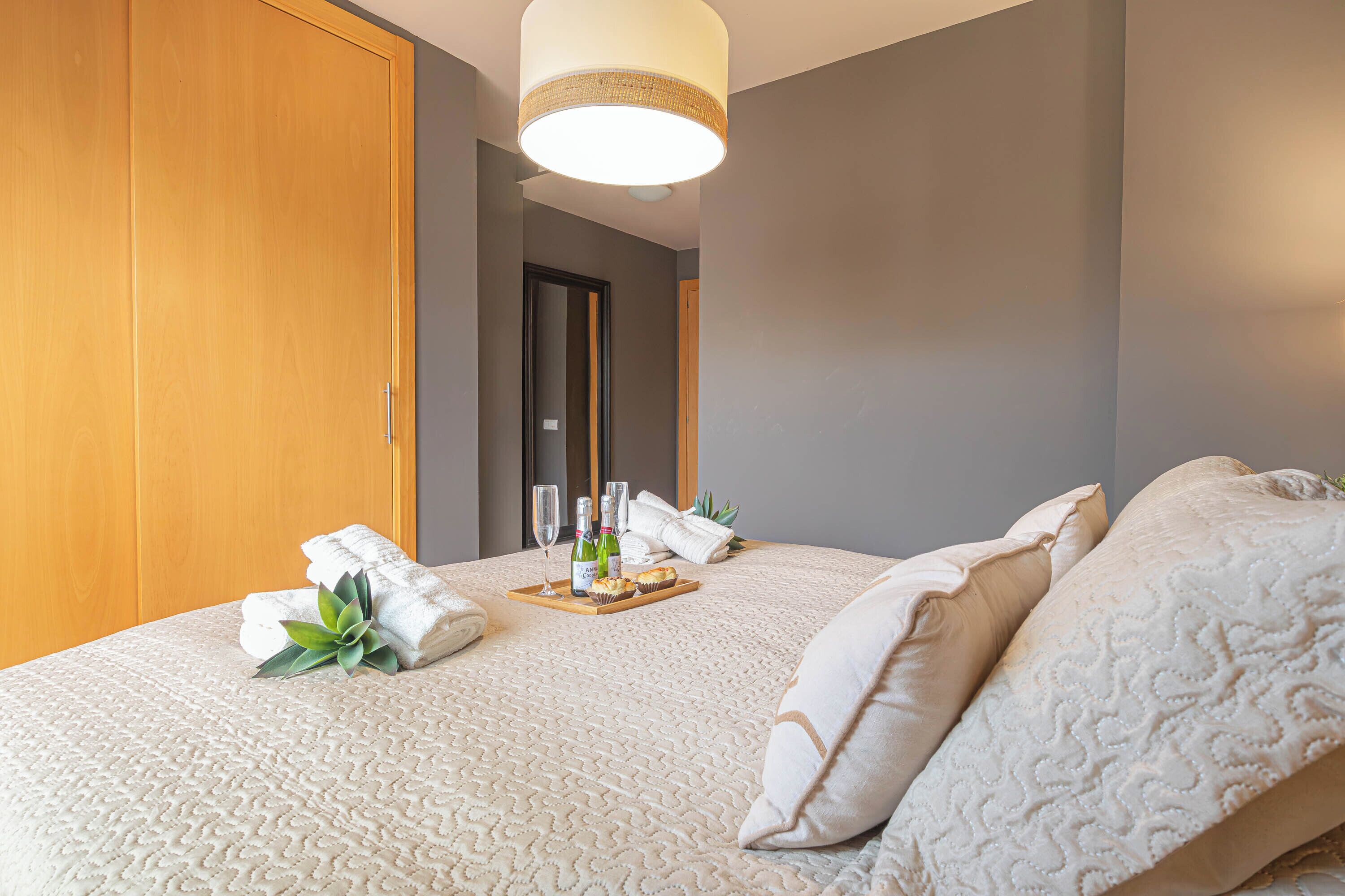 Familie penthouse, meerdere slaapkamers, 2 badkamers (Luxury Cala Blanca Walking To Beach) | 3 slaapkamers, een laptopwerkplek, een strijkplank/strijkijzer