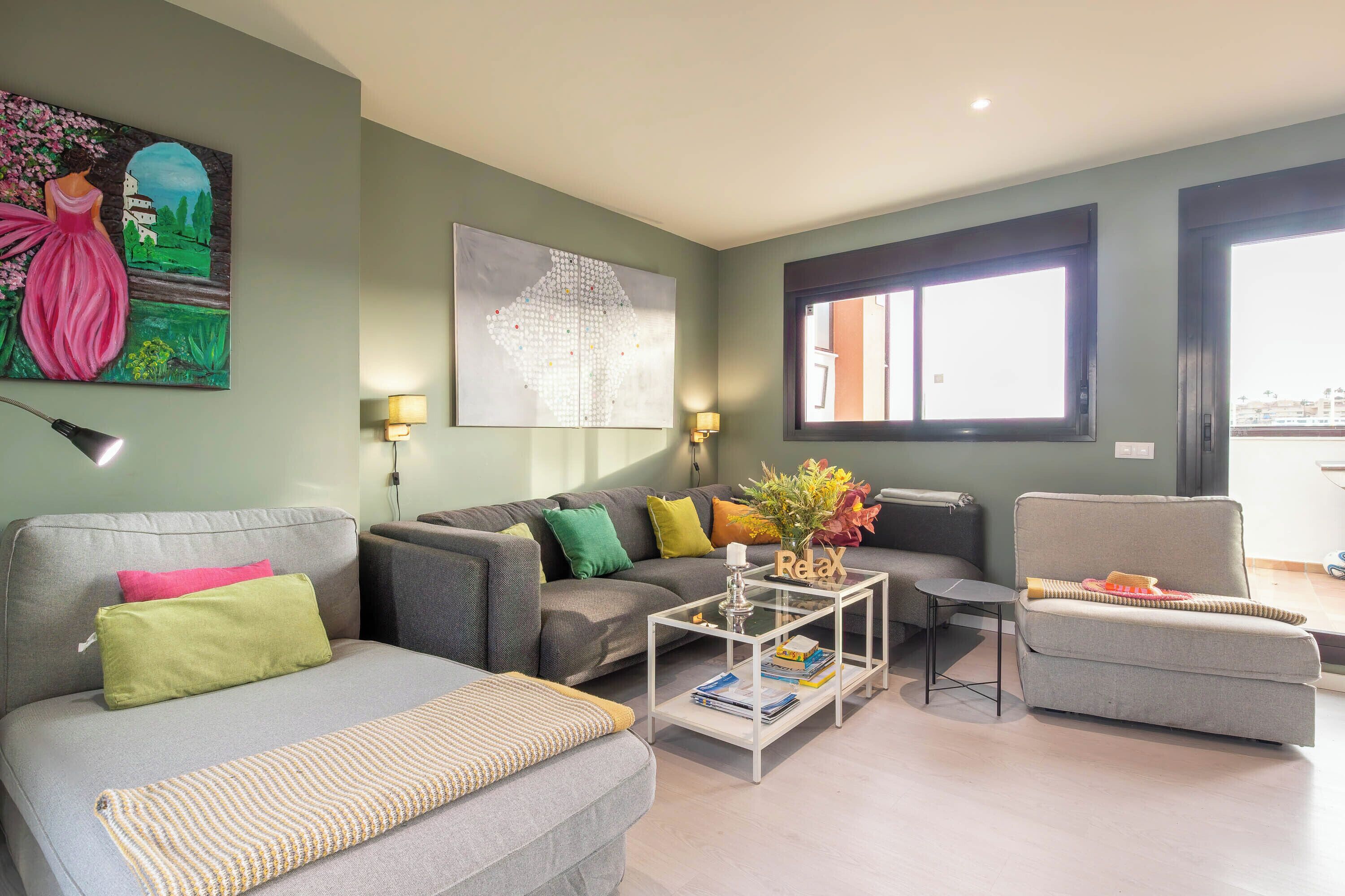 Penthouse familiar, varias habitaciones, 2 baños (Luxury Cala Blanca Walking To Beach) | Área de sala de estar | Televisión de pantalla plana de 21 pulgadas con canales vía satélite 