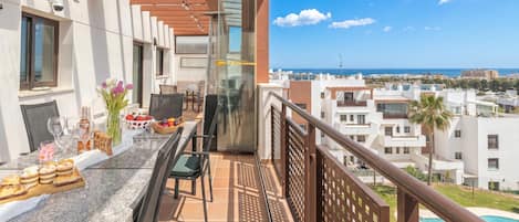 Family Penthouse, Multiple Bedrooms, 2 Bathrooms (Luxury Cala Blanca Walking To Beach) | Outdoor dining