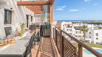 Family Penthouse, Multiple Bedrooms, 2 Bathrooms (Luxury la Cala Penthouse walking To) | Outdoor dining
