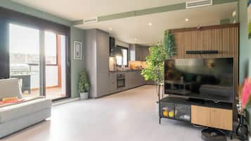 Penthouse Familial, 2 chambres, 2 salles de bains (Luxury Cala Blanca Walking To Beach) | Coin séjour | Télévision à écran plat de 21 pouces avec chaßnes par satellite