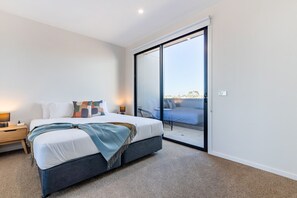 3 bedrooms, desk, iron/ironing board, travel cot - Surfcoast Stunner Brand New Townhouse (Mount Duneed)