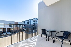Outdoor dining - Surfcoast Stunner Brand New Townhouse (Mount Duneed)