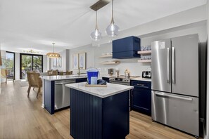 Fridge, oven, stovetop, dishwasher