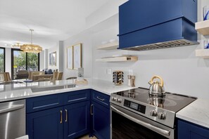 Fridge, oven, stovetop, dishwasher