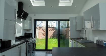 4 Bed Failsworth Home, 2.5 Bathrooms including Free Parking, Workspaces