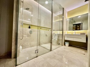 华丽公寓, 3 间卧室, 城市景观, 塔楼 | 浴室 | 淋浴设施、免费洗浴用品、吹风机、毛巾