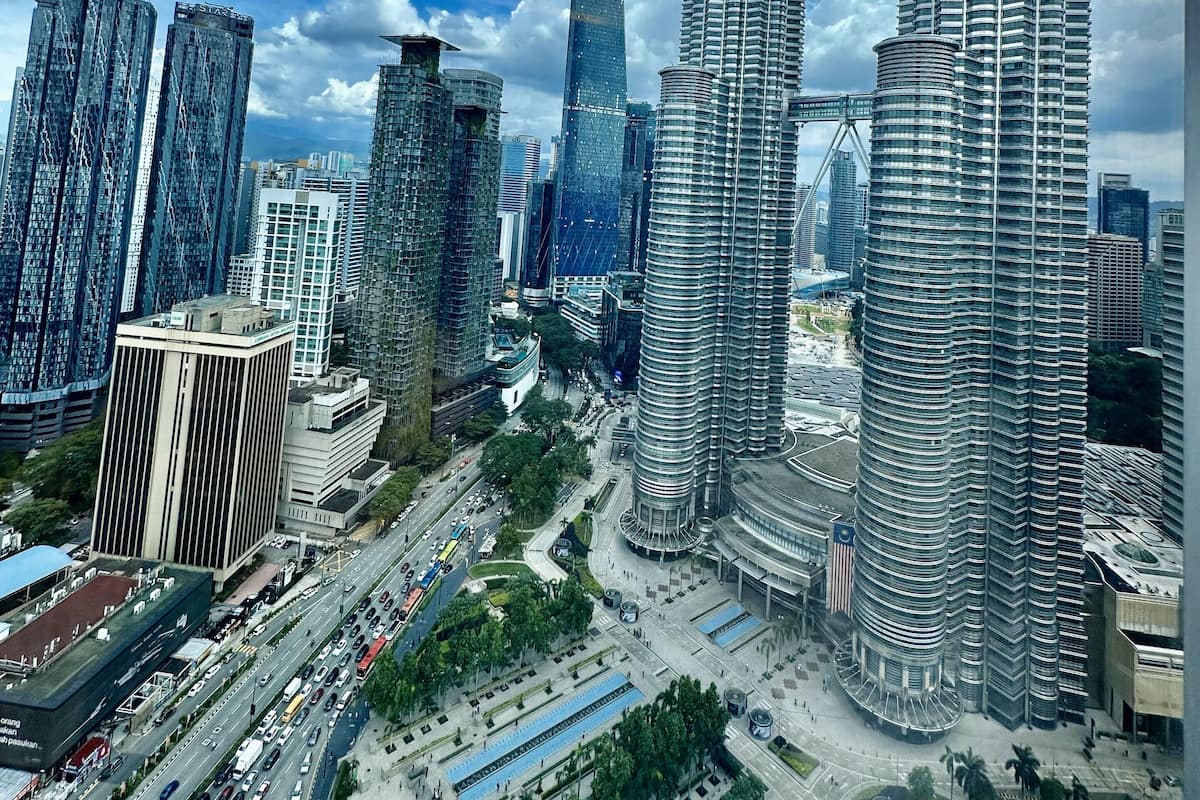 Un paisaje urbano con rascacielos modernos, incluyendo una torre destacada con aguja.