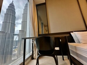 Apartamento superluxo, 1 cama King, vista para a cidade, na torre | Área de estar