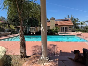 حمّام سباحة خارجي، حمّام سباحة مُدفَّأ