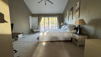 4 makuuhuonetta, työpöytä, silitysrauta/-lauta, vauvan matkasänky