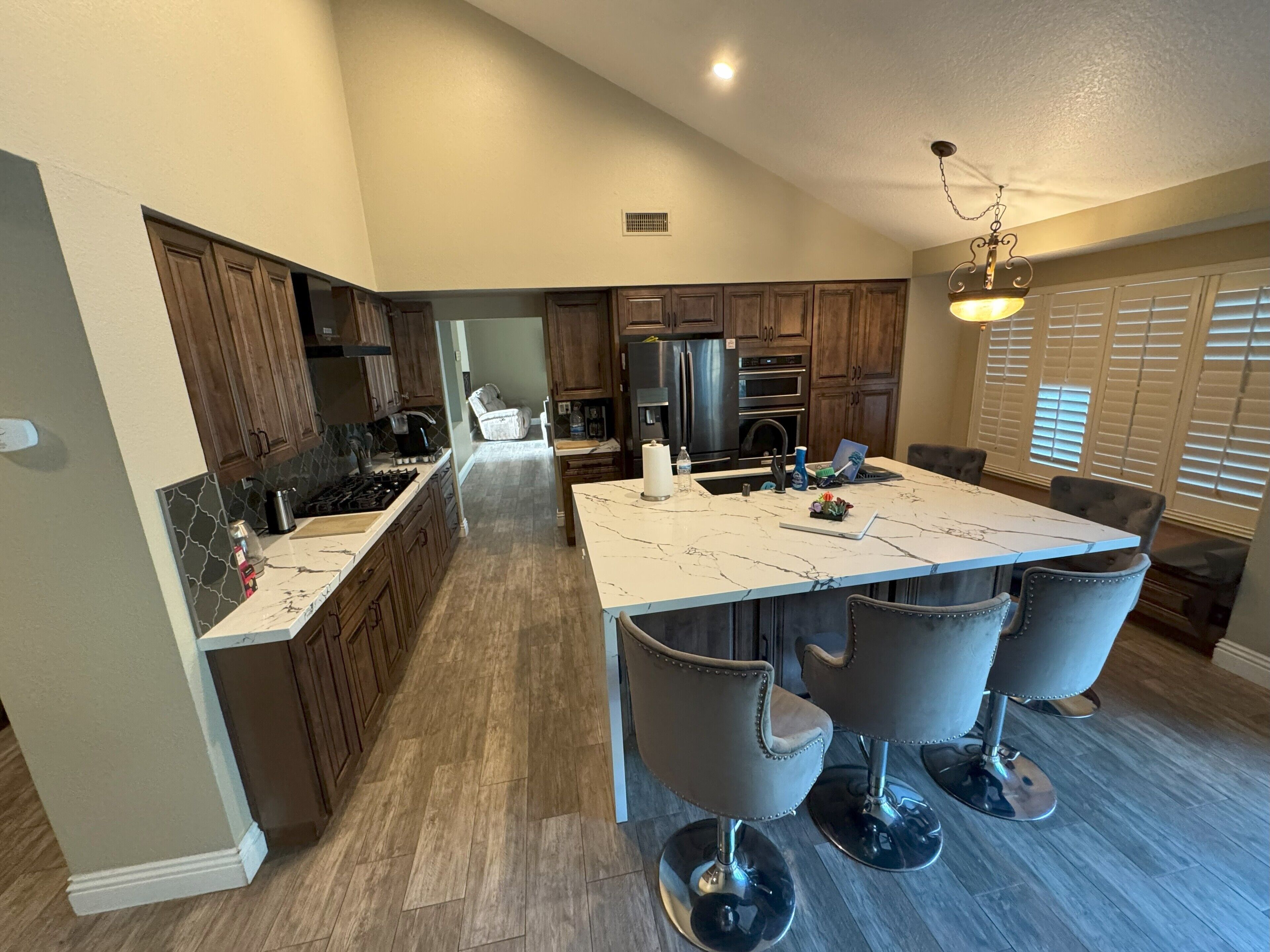 Jääkaappi, mikroaaltouuni, uuni, liesi