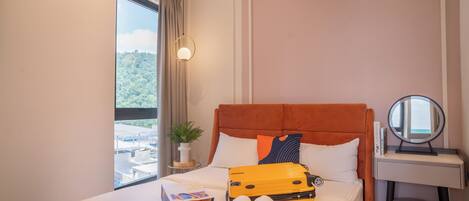 Escritorio, tabla de planchar con plancha y wifi gratis