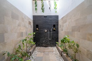 Shower, free toiletries, hair dryer, towels - Villa Kayu (Gili Air)