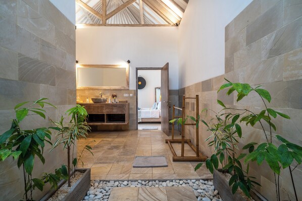 Shower, free toiletries, hair dryer, towels - Villa Kayu (Gili Air)
