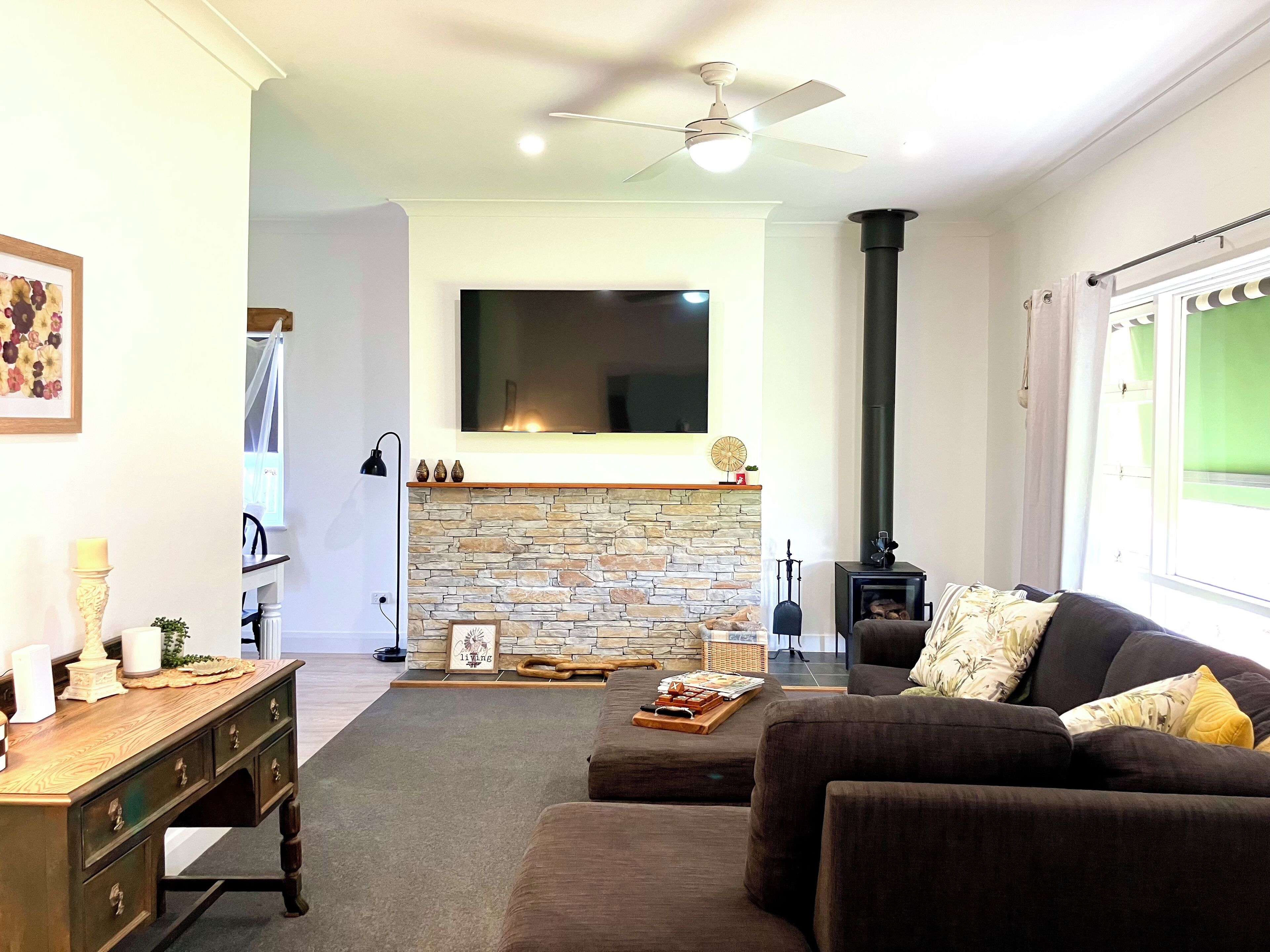 TV connectée, cheminée, livres