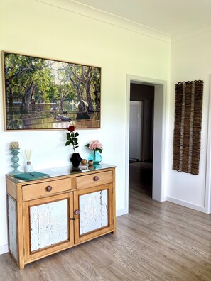 Interior - Gums N Roses B&B Quiet & Central Location. Spacious For Family & Pet Friendly🌹 (Bordertown)