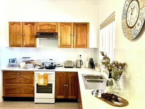 Fridge, microwave, oven, stovetop - Gums N Roses B&B Quiet & Central Location. Spacious For Family & Pet Friendly🌹 (Bordertown)