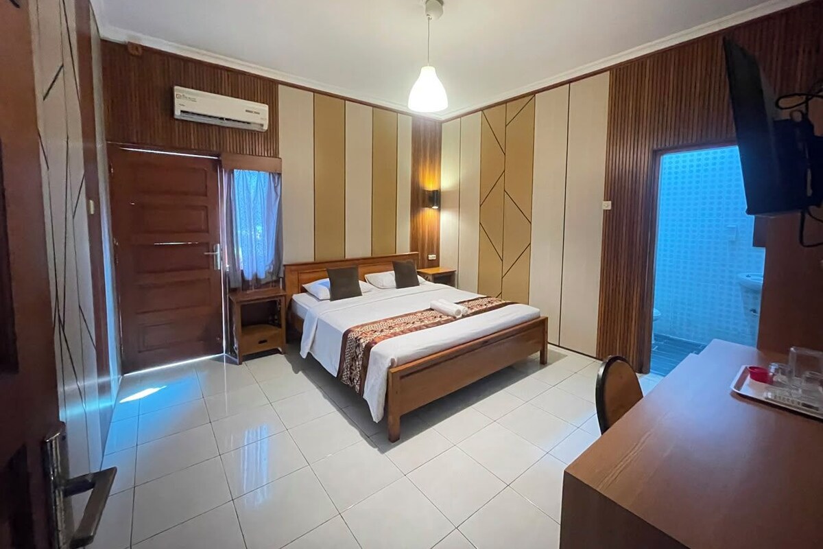 Deluxe Double Room | Desk