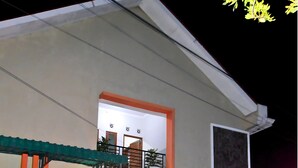 Un edificio di due piani con un cartello che riporta la scritta "Wisma Anggerak".