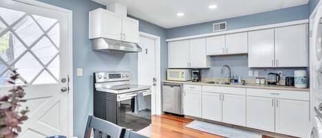 雪櫃、微波爐、焗爐、爐具