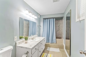 Shower, hair dryer, towels - New Albany Home near Louisville (New Albany)