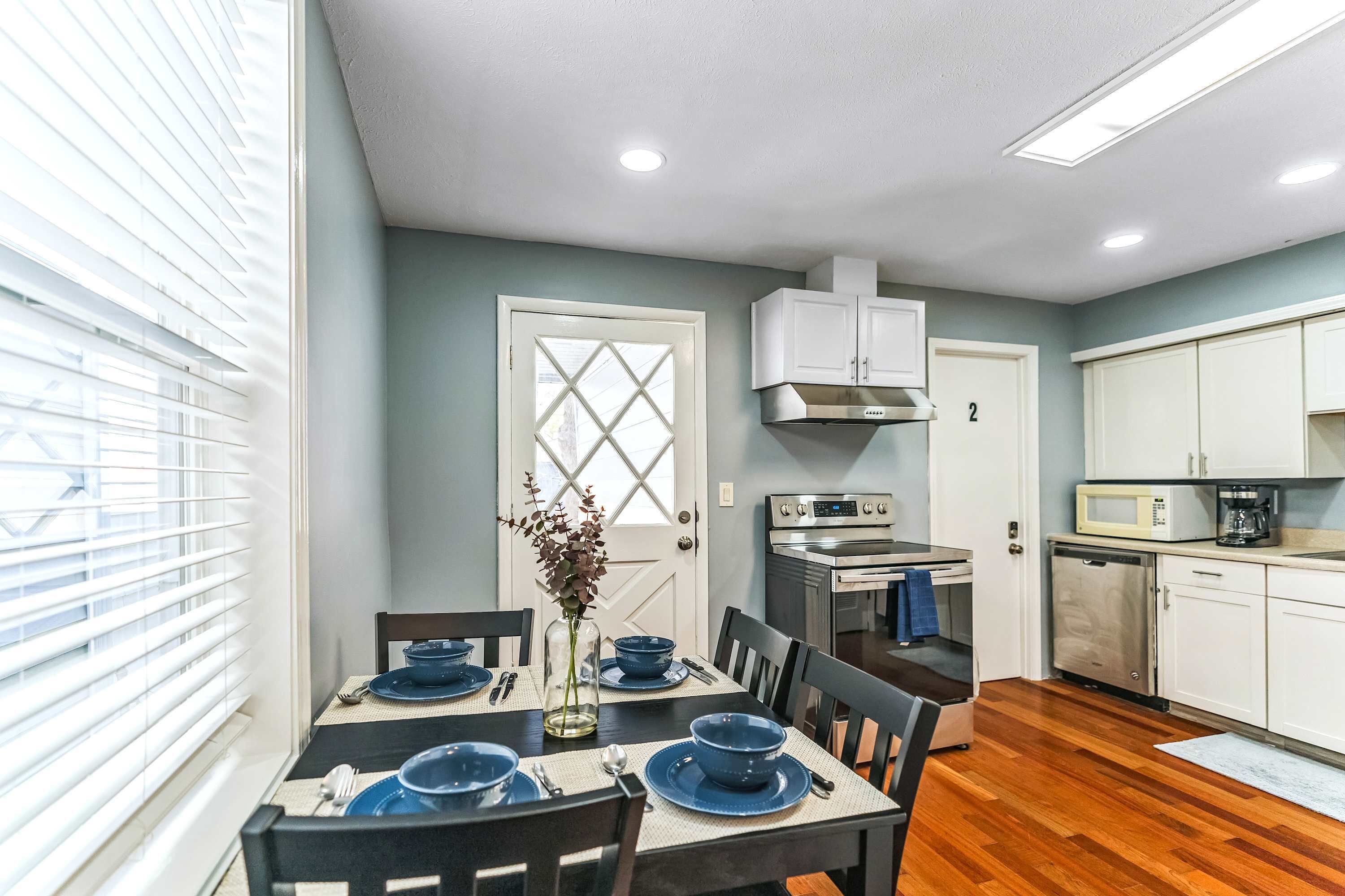 ثلاجة، ميكروويف، فرن، موقد طهي مسطح