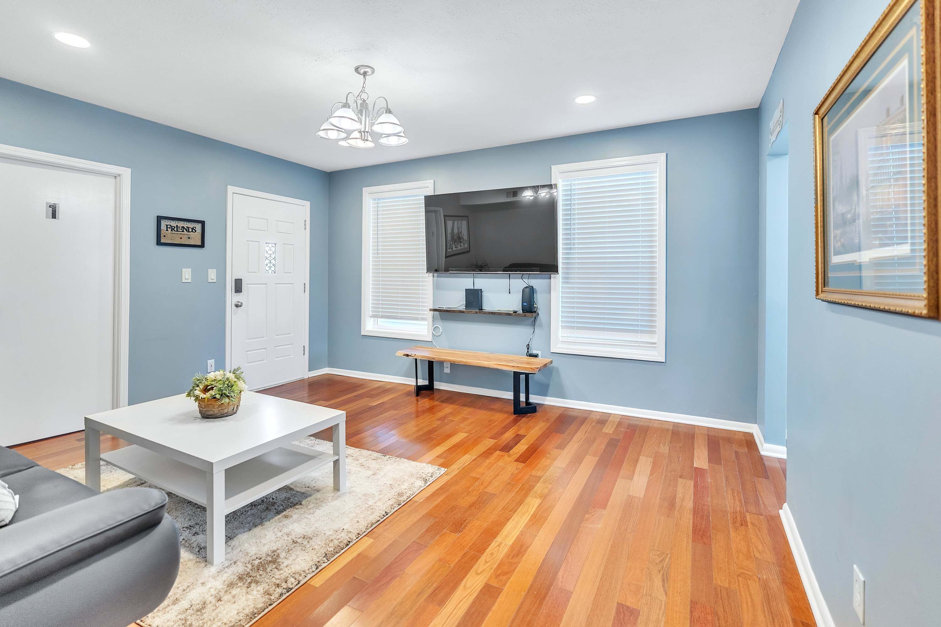 Televisión y oficina 