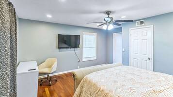 3 bedrooms, desk, iron/ironing board, WiFi