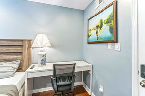 3 dormitoris, escriptori, planxa i posts de planxar i wifi 