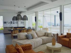 Villa, vista al mar | Área de sala de estar