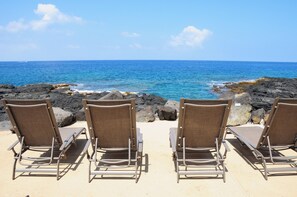 Chaises longues, serviettes de plage