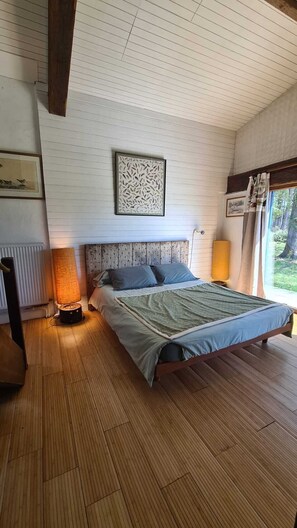 4 bedrooms, desk, travel crib, free WiFi