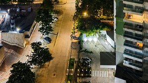 A nighttime view of a coastal urban area with high-rise buildings, a street with parked cars, and a visible moon. - Ocean view with balcony—pool—Bocagrande Beach—Pet-friendly (Cartagena de Indias)