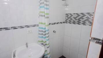 Apartment, 3 Bedrooms, Accessible, Smoking | Bathroom