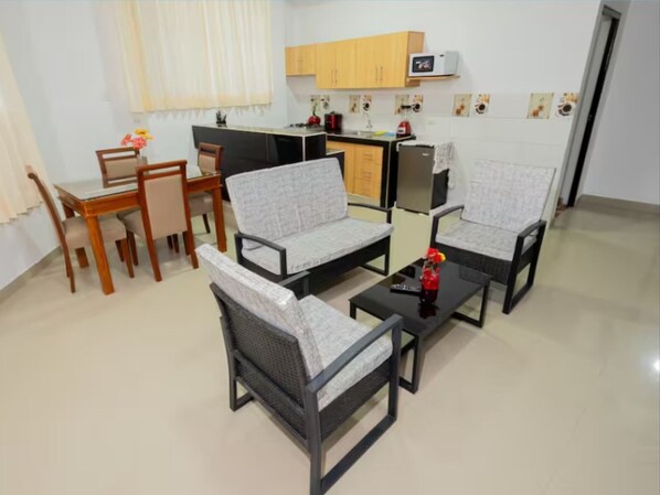 Apartment, 3 Bedrooms, Accessible, Smoking | Living room