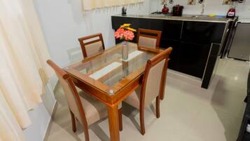 Apartment, 3 Bedrooms, Accessible, Smoking | Tempat makan