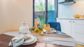 Apartment, City View | Private kitchen | Microwave, stovetop, electric kettle, cookware/dishes/utensils