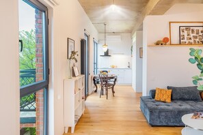 Apartamento, vistas a la ciudad | Zona de estar | Televisión LED de 42 pulgadas con canales digitales
