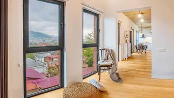 Appartement, uitzicht op stad | 1 slaapkamer, verduisterende gordijnen, een strijkplank/strijkijzer