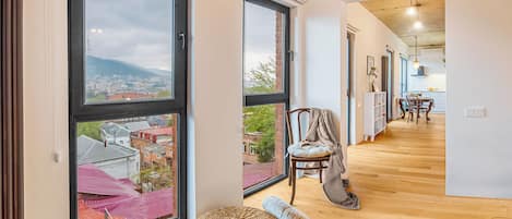 Apartemen, pemandangan kota | 1 kamar tidur, tirai kedap cahaya, dan setrika/meja setrika